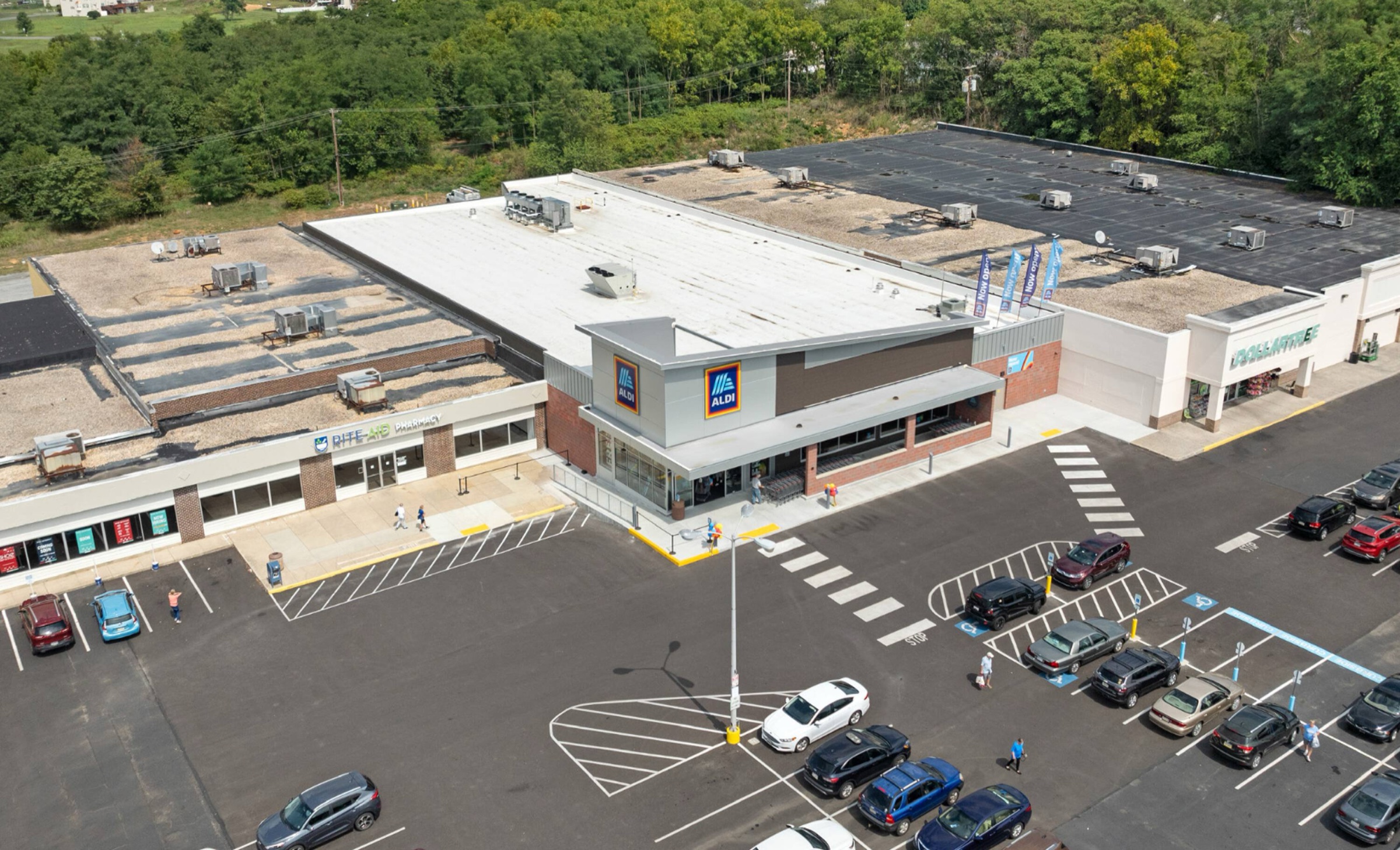 Grocer-anchored shopping center on an arterial retail corridor